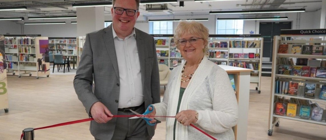 Novelist cuts ribbon to officially open new town centre library in Stroud